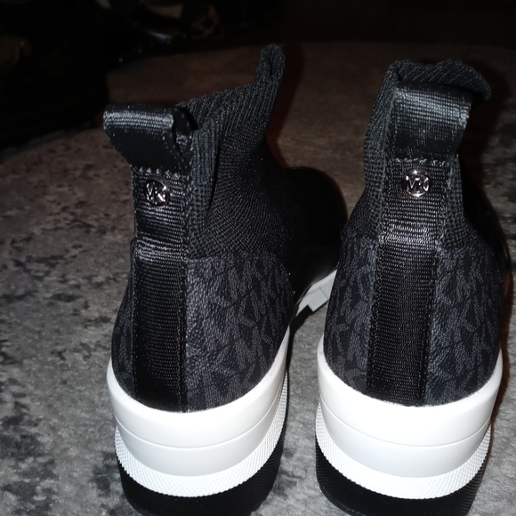 LADIES ANKLE BOOTS BY MICHAEL KORS - Picture 3 of 5